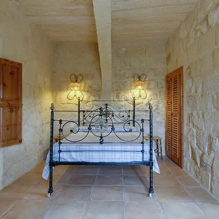 Villa Ta' Gorgun Sleeps 6 Pool